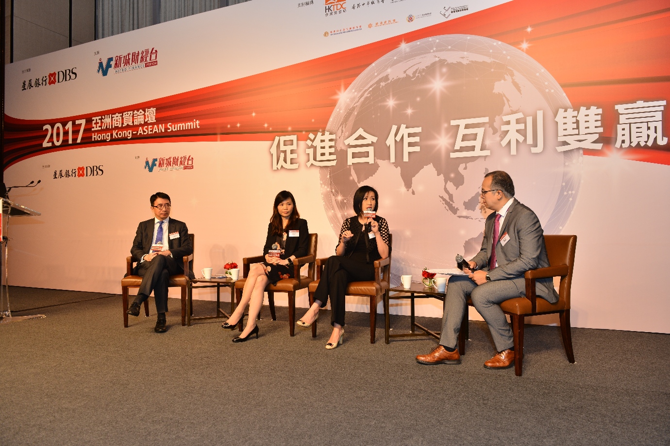 Photo 7: Panel discussion with Dr. Lawrence Cheung, Director, Technology Development, Hong Kong Productivity Council, Ms. Venetia Lee, General Manager of Alipay Hong Kong, Macau and Taiwan, and Ms. Karen Chan, who founded the Hong Kong O2O E-Commerce Association, exploring e-commerce and O2O marketing business opportunities.